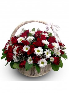 Корзинка с розами и ромашками — Kievflower - Доставка цветов