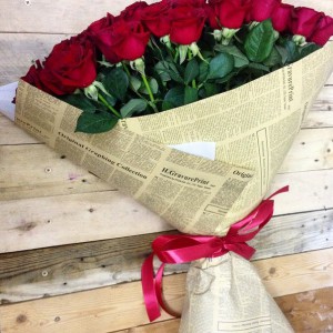 Розы в газетной бумаге — Kievflower - Доставка цветов