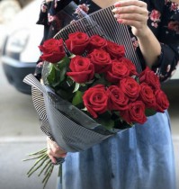 Класичний букет з 15 червоних троянд.