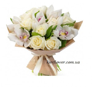 Букет з білих троянд та орхідей