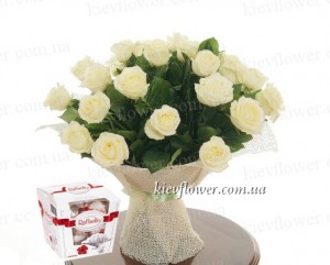 25 белых роз + Рафаэлло в подарок — Розы заказать с доставкой в KievFlower.  Артикул: 55586