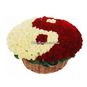 Композиція з 351 троянди "Інь і ян" — Кошики квітів купити з доставкою в KievFlower.  Артикул: 87759