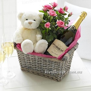 Basket "Present" - Order bouquet of flowers with delivery on KievFlower. Reference: 0581