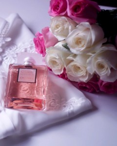 Троянди + Chanel  — Подарунки купити з доставкою в KievFlower. Артикул: 55589