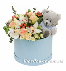 Цветы в коробке с Мишкой — Kievflower - Доставка цветов