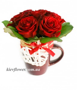 Композиция в чашке из красных роз — Розы заказать с доставкой в KievFlower.  Артикул: 9105