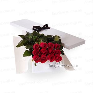 11 троянд в подарунковій коробці — Квіти в подарункових коробках купити з доставкою в KievFlower.  Артикул: 0650