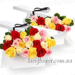 25 різнокольорових троянд в подарунковій коробці — Квіти в подарункових коробках купити з доставкою в KievFlower.  Артикул: 0655