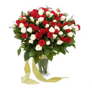 Мікс з 79 червоних і білих троянд — Букети квітів купити з доставкою в KievFlower.  Артикул: 7015