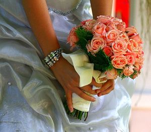 Букет нареченої з коралових троянд №2 — Весільні букети купити з доставкою в KievFlower.  Артикул: 9002