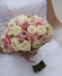Біло - рожевий весільний букет