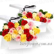 25 різнокольорових троянд в подарунковій коробці