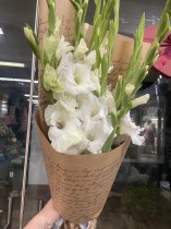 Букет из белых гладиолусов