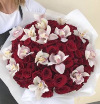 Красные розы с орхидеями 