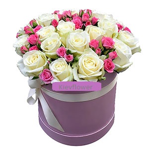 Arrangement of white and pink roses in a hat box — KievFlower - flowers to Kiev & Ukraine 