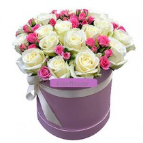 Композиция из белых и розовых роз в шляпной коробке