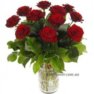 Букет из 11 роз с зеленью — Kievflower - Доставка цветов