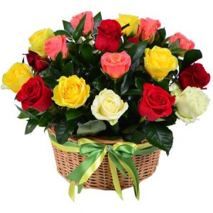 Корзина из 25 разноцветных роз — Kievflower - Доставка цветов