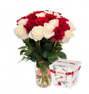 Букет из бело-красных роз с Рафаэлло — Kievflower - Доставка цветов