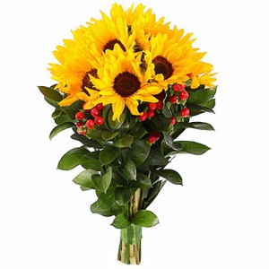 A bright bouquet of sunflowers and berries — KievFlower - flowers to Kiev & Ukraine 