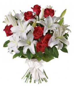 Красивый букет из роз и белых лилий ко Дню матери — Kievflower - Доставка цветов