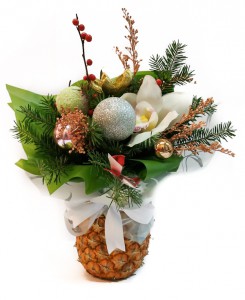 Pineapple with New Year's decor — KievFlower - flowers to Kiev & Ukraine 