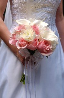 Свадебный букет из роз и калл