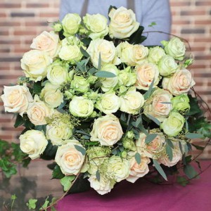 Order bouquet of roses with delivery ,White roses ,Cream roses